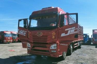 二手青岛解放 JH6重卡 领航版2.0 290马力 6X2 9.5米仓栅式载货车(国六) 前四后四 锡柴二手载货车 黄牌图片