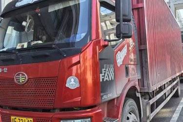 二手一汽解放 J6L重卡 240马力 4X2 9.7米厢式载货车(国五) 单桥 一汽二手载货车 黄牌图片