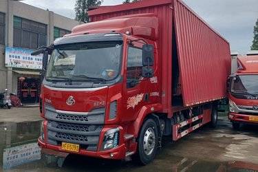 二手东风柳汽 新乘龙M3中卡 185马力 4X2 8.3米排半厢式载货车(国五) 单桥 玉柴二手载货车 黄牌图片