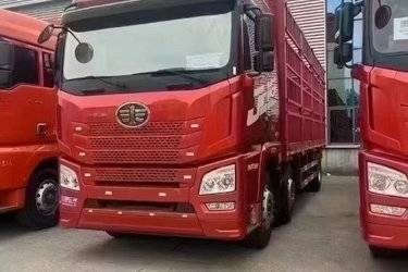 二手青岛解放 JH6重卡 320马力 6X2 7.7米仓栅式载货车(国六) 前四后四 锡柴二手载货车 黄牌