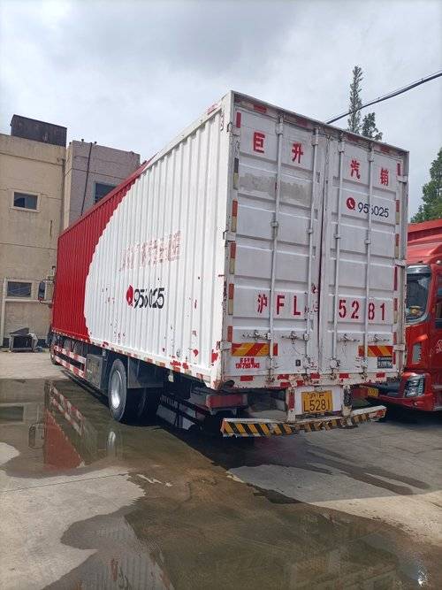 东风商用车 220马力 载货车