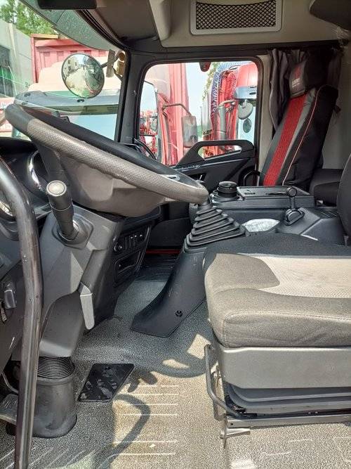 东风商用车 220马力 载货车
