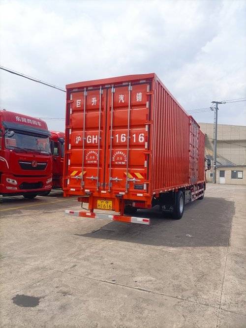 重汽汕德卡 290马力 载货车