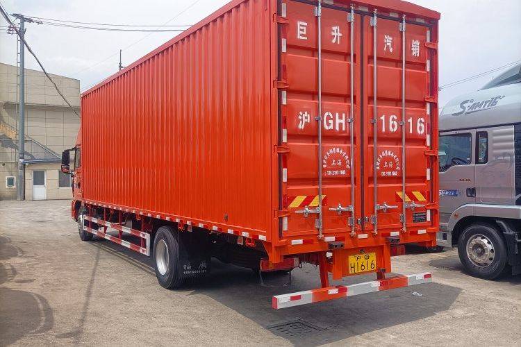 二手重汽汕德卡 290马力 载货车