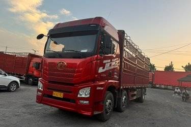 二手青岛解放 JH6重卡 领航版2.0 290马力 6X2 7.7米仓栅式载货车(国六) 前四后四 锡柴二手载货车 黄牌