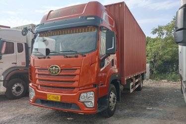 二手青岛解放 JK6中卡 260马力 4X2 6.8米厢式载货车(国六) 单桥 锡柴二手载货车 黄牌