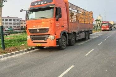 二手中国重汽 HOWO T7H重卡 460马力 8X4 9.5米仓栅式载货车(国五) 前四后八 曼二手载货车 黄牌