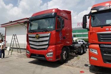 二手福田 欧曼EST 6系重卡 穿越版 530马力 6X4 LNG牵引车(16挡)(国六) 双驱 福田康明斯二手牵引车 黄牌图片