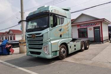 二手青岛解放 鹰途 头等舱 620马力 6X4 AMT自动档牵引车(国六) 双驱 锡柴二手牵引车 黄牌图片