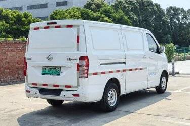 二手长安 睿行EM80 2023款 5座 4.805米纯电动平顶背掀门封闭货车41.932kWh  二手电动卡车电动封闭厢货图片