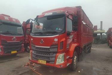 二手东风柳汽 新乘龙M3中卡 200马力 6X2 7.8米仓栅式运输车(国五) 前四后四 玉柴二手载货车 黄牌