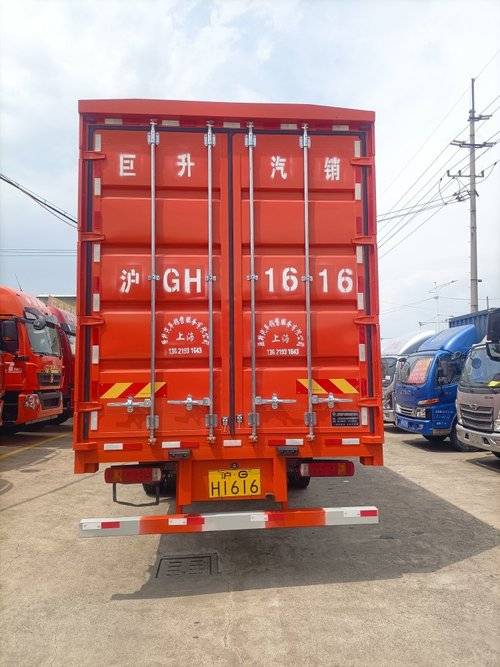 重汽汕德卡 290马力 载货车