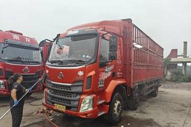 二手东风柳汽 新乘龙M3中卡 200马力 4X2 6.8米仓栅式载货车(国五) 前四后四 玉柴二手载货车 黄牌
