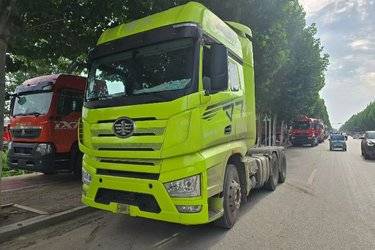 二手一汽解放 J7重卡 550马力 6X4牵引车(国五) 双驱 锡柴二手牵引车 黄牌图片