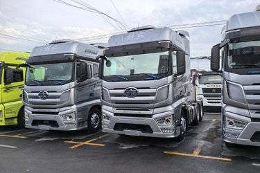 二手一汽解放 J7重卡 560马力 6X4 牵引车(国六)(液缓)(国六) 双驱 锡柴二手牵引车 黄牌图片