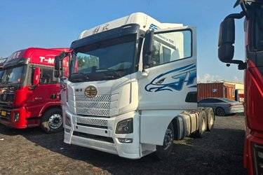 二手青岛解放 JH6重卡 480马力 6X4 牵引车(国六) 双驱 潍柴二手牵引车 黄牌