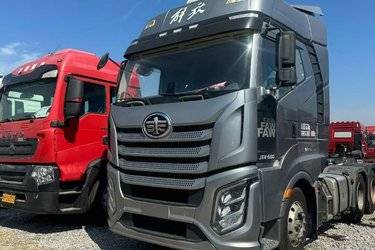 二手一汽解放 J6V重卡 560马力 6X4牵引车(国六)(平地板驾驶室)(国六) 双驱 锡柴二手牵引车 黄牌图片