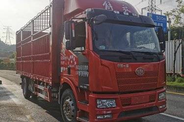 二手一汽解放 J6L中卡 创富版180马力 4X2 6.75米仓栅式载货车(国六) 单桥 大柴二手载货车 黄牌图片