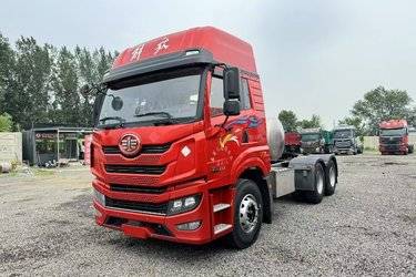二手青岛解放 悍VH重卡 460马力 6X4 LNG牵引车(国六) 双驱 潍柴二手牵引车 黄牌