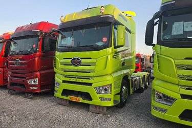 二手一汽解放 J7重卡 560马力 6X4 牵引车(国六)(液缓)(国六) 双驱 锡柴二手牵引车 黄牌图片