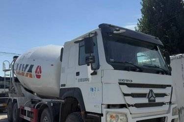 二手中国重汽 HOWO重卡 380马力 8X4 5.7方搅拌车(12档)(国五) 前四后八 中国重汽二手搅拌车