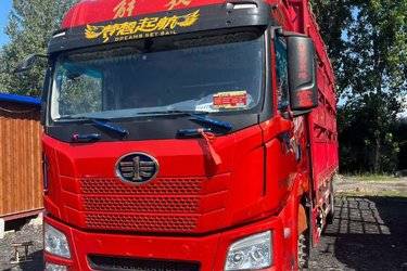 二手青岛解放 JH6 320马力 4X2 6.7米仓栅式载货车(国六) 单桥 锡柴二手载货车 黄牌图片