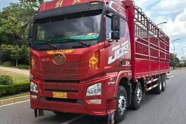 二手青岛解放 JH6重卡 375马力 8X4 9.5米仓栅式载货车(国五) 前四后八 潍柴二手载货车 黄牌