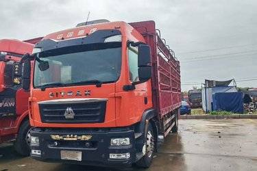 二手中国重汽 汕德卡SITRAK G5中卡 240马力 4X2 6.8米仓栅式载货车(国五) 单桥 曼二手载货车 黄牌