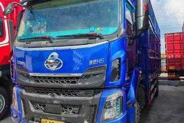 二手东风柳汽 乘龙H5中卡 260马力 4X2 6.8米仓栅式载货车(国五) 单桥 玉柴二手载货车 黄牌