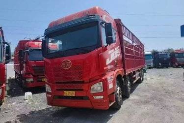 二手青岛解放 JH6重卡 350马力 8X4 9.5米仓栅式载货车(国五) 前四后八 锡柴二手载货车 黄牌