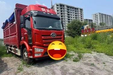 二手一汽解放 J6L中卡 尊享版 绿通 260马力 4X2 6.75米仓栅式载货车(国六) 单桥 大柴二手载货车 黄牌