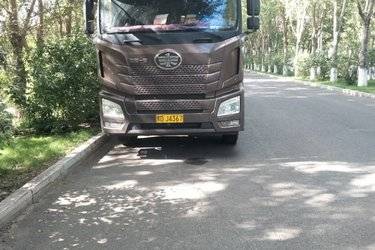 二手青岛解放 JH6重卡 290马力 6X2 7.7米厢式载货车(后桥435)(国五) 前四后四 锡柴二手载货车 黄牌