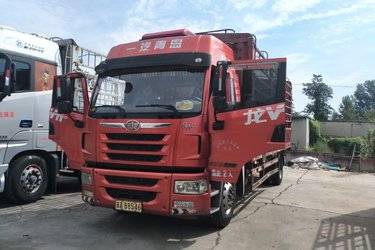 二手青岛解放 龙VH 240马力 4X2 6.75米仓栅式载货车(国五) 单桥 锡柴二手载货车 黄牌