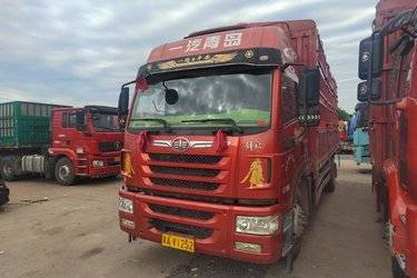 二手青岛解放 龙VH中卡 220马力 6X2 6.7米仓栅式载货车(国五) 前四后四 锡柴二手载货车 黄牌