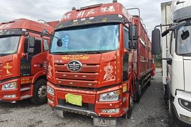 二手一汽解放 新J6P重卡 320马力 6X2 9.65米仓栅式载货车(国六) 前四后四 锡柴二手载货车 黄牌