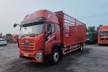 二手青岛解放 JK6中卡 260马力 4X2 6.8米仓栅式载货车(国六) 单桥 锡柴二手载货车 黄牌图片
