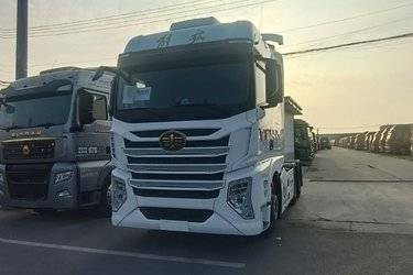 二手一汽解放 J7重卡 620马力 6X4 AMT自动档牵引车(一汽解放12挡)(带液缓)(国六) 双驱 锡柴二手牵引车 黄牌图片