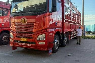 二手青岛解放 JH6重卡 290马力 6X2 9.5米仓栅式载货车(国五) 前四后四 锡柴二手载货车 黄牌
