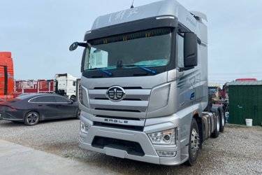 二手一汽解放 J7重卡 660马力 6X4 牵引车(国六) 双驱 锡柴二手牵引车 黄牌图片