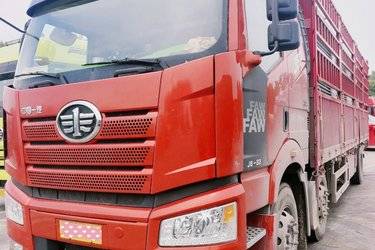 二手一汽解放 新J6P重卡 320马力 8X4 9.65米仓栅式载货车(国五) 前四后八 大柴二手载货车 黄牌图片
