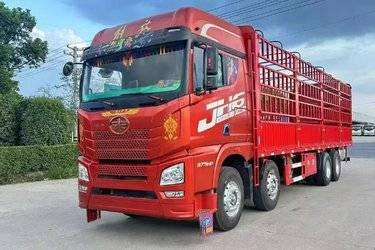 二手青岛解放 JH6重卡 375马力 8X4 9.5米仓栅式载货车(国五) 前四后八 潍柴二手载货车 黄牌