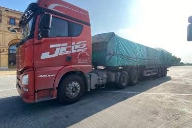 二手青岛解放 JH6重卡 北方版 420马力 6X4牵引车(凸地板)(国五) 双驱 潍柴二手牵引车 黄牌