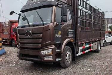 二手一汽解放 J6L中卡 尊享版 260马力 4X2 6.75米仓栅式载货车(国六) 单桥 锡柴二手载货车 黄牌图片