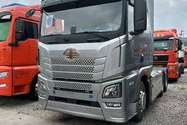 二手青岛解放 JH6重卡 610马力 6X4 AMT自动档牵引车(国六) 双驱 潍柴二手牵引车 黄牌图片