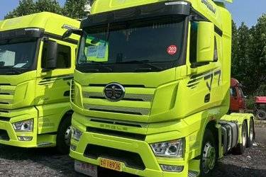 二手一汽解放 J7重卡 560马力 6X4 AMT自动挡牵引车(国六) 双驱 锡柴二手牵引车 黄牌图片