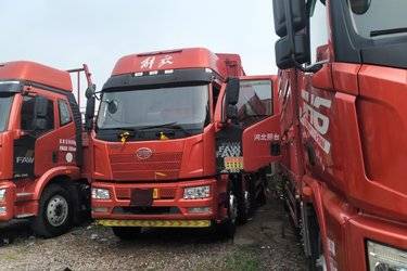 二手一汽解放 J6L重卡 260马力 6X2 6.8米仓栅式载货车(国六) 前四后四 锡柴二手载货车 黄牌