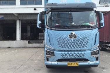 二手东风柳汽 乘龙H5V 290马力 4X2 9.7米AMT自动档厢式载货车(国六) 单桥 玉柴二手载货车 黄牌图片