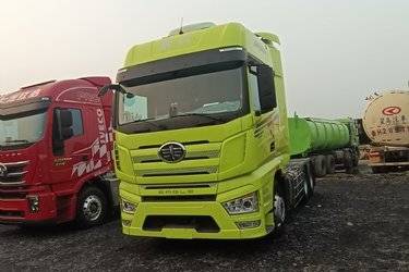 二手一汽解放 J7重卡 560马力 6X4 AMT自动挡危险品牵引车(带液缓)(国六) 双驱 锡柴二手牵引车 黄牌图片