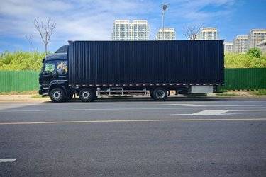 二手东风柳汽 乘龙H5 290马力 6X2 9.7米厢式载货车(国六) 前四后四 康明斯二手载货车 黄牌图片