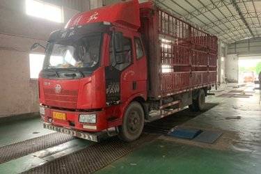 二手一汽解放 J6L中卡 180马力 4X2 6.8米仓栅式载货车(国五) 单桥 大柴二手载货车 黄牌